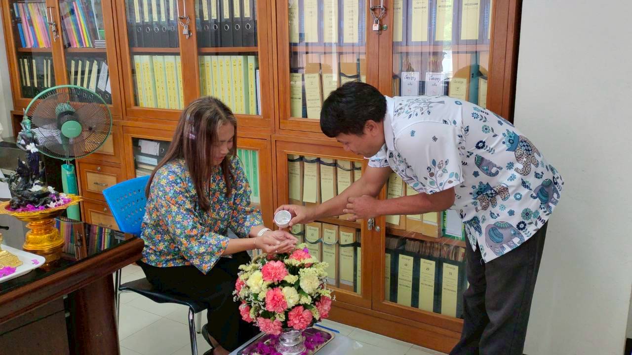 title - ส.ป.ก.สตูล ร่วมสรงน้ำพระพุทธรูป และรดน้ำขอพรผู้บริหาร ส.ป.ก. ผ่านออนไลน์ เนื่องในประเพณีวันสงกรานต์ ประจำปี 2569 บรรยากาศเต็มไปด้วยความชื่นมื่นชุ่มฉ่ำ